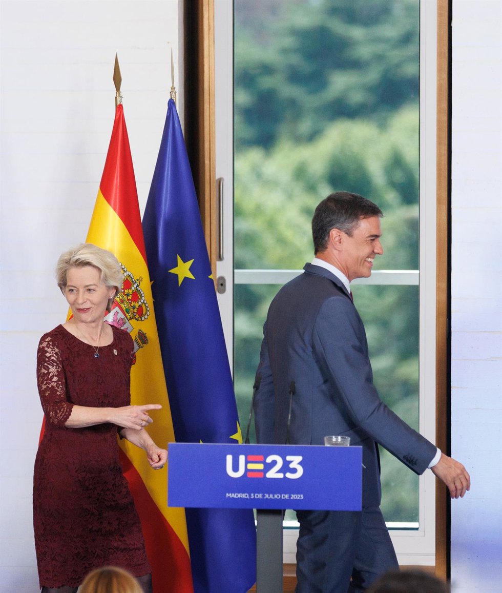 La presidenta de la Comisión Europea, Ursula von der Leyen y el presidente del Gobierno, Pedro Sánchez, a su llegada a una rueda de prensa posterior a la reunión plenaria del Gobierno de España y del Colegio de Comisarios, en la Galería de Colecciones R