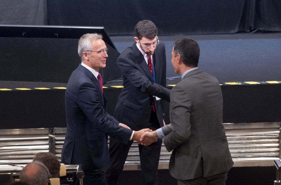 El secretario general de la Organización del Tratado del Atlántico Norte (OTAN), Jens Stoltenberg (i), saluda al presidente del Gobierno, Pedro Sánchez (d), en la tercera jornada de la 68 sesión anual de la Asamblea Parlamentaria