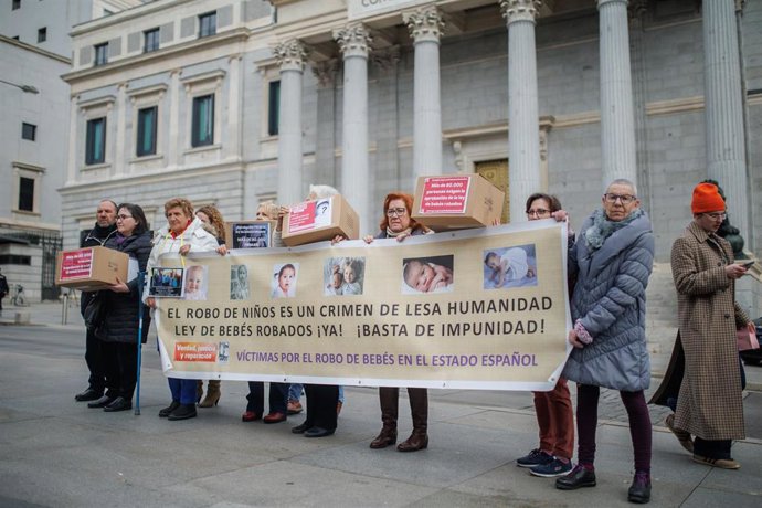 Archivo - Varias personas pertenecientes a las asociaciones promotoras de la Ley de bebés robados en el Estado español protestan antes de la entrega de más de 74.000 firmas, en el Congreso de los Diputados, a 7 de febrero de 2023, en Madrid (España).
