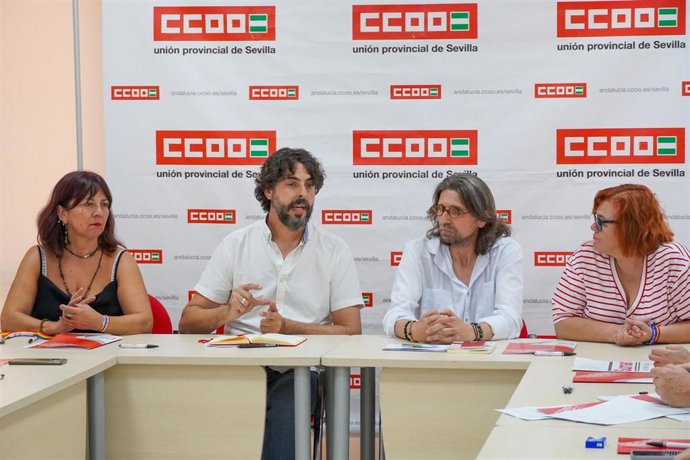 Aristu y Sierra, en el centro, en la reunión mantenida este martes 4 de julio en la sede de CCOO Sevilla.