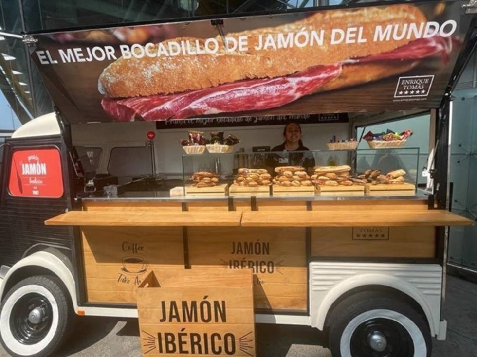 El Aeropuerto Madrid-Barajas instala una 'food truck' en la terraza de T4.