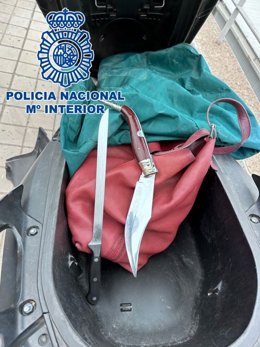Armas blancas intervenidas en una moto robada.