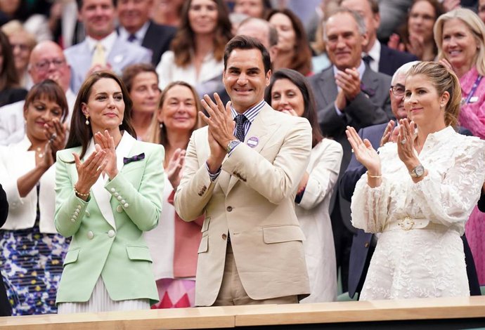 Roger Federer en el palco de la pista central de Wimblendom junto a la princesa de Gales y su mujer.