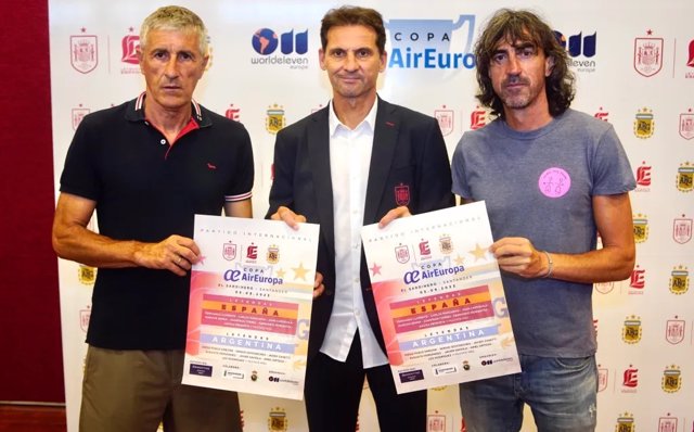 Los exfutbolistas Quique Setién, Fernando Giner y José Emilio Amavisca presentan la Copa Air Europa que jugarán Leyendas de España y Argentina en Santander y Buenos Aires.