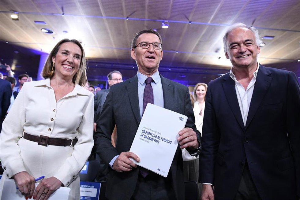 (I-D) La portavoz del PP en el Congreso y secretaria general del partido, Cuca Gamarra; el presidente del Partido Popular y candidato a la Presidencia del Gobierno, Alberto Núñez Feijóo y el vicesecretario de Acción Institucional del PP, Esteban Gonzále