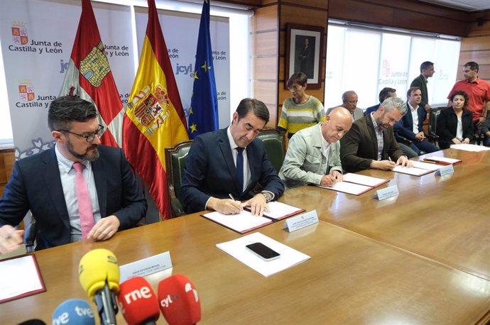 Quiñones da cuenta a los agentes del Diálogo Social de un operativo anti-incendios dotado con 145 millones de euros.