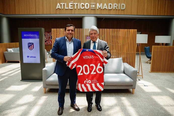 El doctor Pedro Rico, director general de Vithas, y el presidente del Atlético de Madrid, Enrique Cerezo, celebran el acuerdo del grupo hospitalario como patrocinador oficial de los servicios médicos del club colchonero hasta 2026.