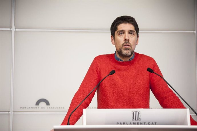 Archivo - El portavoz de los comuns en el Parlament, David Cid, durante una rueda de prensa, en el Parlament, a 31 de enero de 2023, en Barcelona, Catalunya (España). 