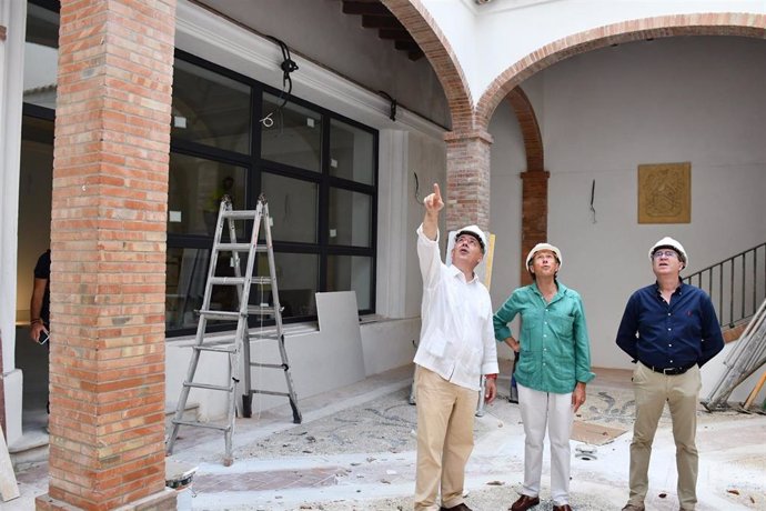Román y Sánchez Rojas visitan las obras del Coworking Digital 'Cultura y empresa' de Jerez.