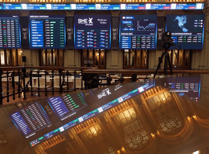 Varios paneles del Ibex en el Palacio de la Bolsa, a 5 de junio de 2023, en Madrid (España). El Ibex 35 afianzaba posiciones hacia la media sesión respecto a la apertura, registrando pasadas las 12.00 horas un alza del 0,6% respecto al viernes y situánd