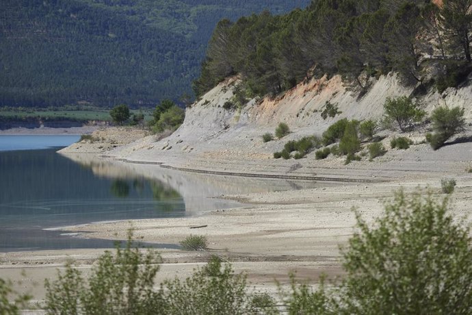 Archivo - Zonas secas en el pantano de Yesa, a 27 de abril de 2023, en Yesa, Navarra (España). Los embalses navarros almacenan actualmente 646 hectómetros cúbicos de agua, dejando la reserva hídrica de la Comunidad foral al 63,43% de su capacidad, un 0,69