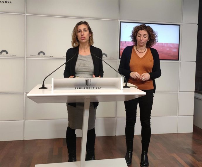 Archivo - Les diputades de la CUP al Parlament Laia Estrada i Montserrat Vinyets 