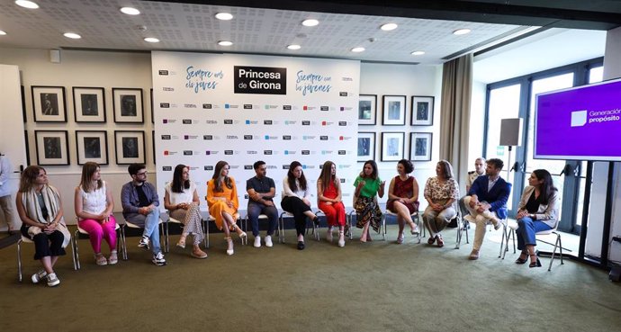 Encuentro de la Princesa Leonor y la Infanta Sofía con jóvenes participantes en programas de la Fundación Princesa de Girona