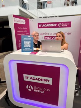 Estand de la It Academy de Barcelona Activa en el congreso 'The Barcelona Developers Conference 2023' (DevBCN)