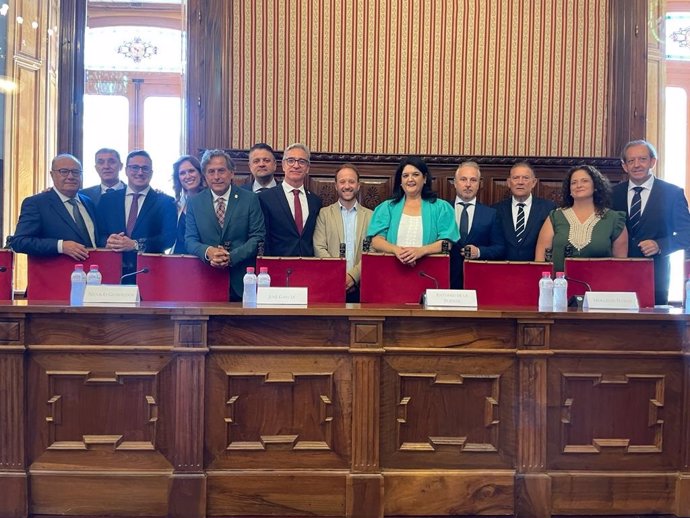 Erik Domínguez con los 12 diputados del PP en la Diputación de Jaén