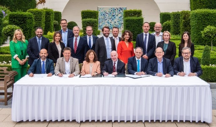 La Alianza A6, con España, se compromete a una mayor colaboración en navegación aérea con la firma de un memorando.