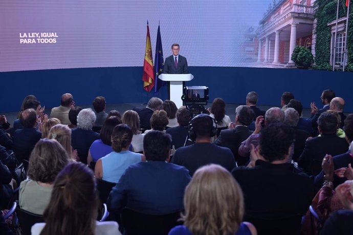 El presidente del Partido Popular y candidato a la Presidencia del Gobierno, Alberto Núñez Feijóo, presenta el programa electoral para las elecciones del 23J, en el Palacio de Linares, a 4 de julio de 2023, en Madrid (España). Feijóo presenta su program