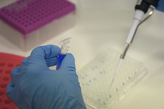 Archivo - Una científica