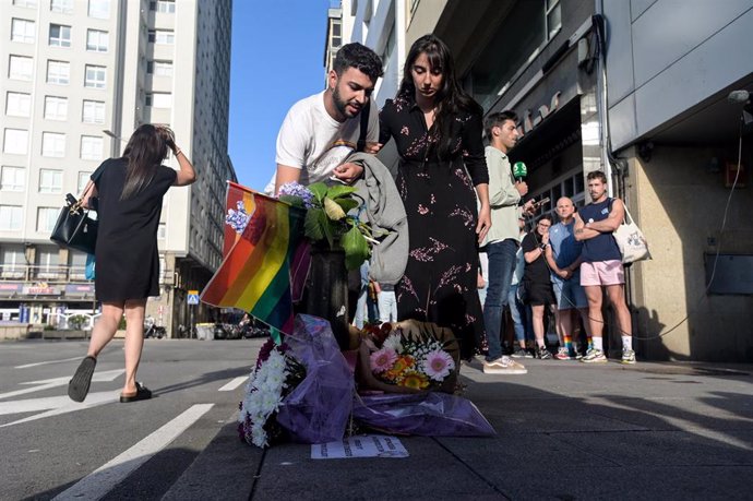 Varias personas depositan flores durante un minuto de silencio por el asesinato de Samuel Luiz, en la Avenida de Buenos Aires, a 3 de julio de 2023, en A Coruña, Galicia (España). Hoy se cumplen dos años del crimen de Samuel Luiz, el joven fallecido tra