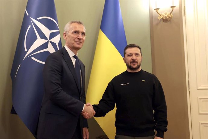 Archivo - El presidente de Ucrania, Volodimir Zelenski, recibe en Kiev en abril al secretario general de la OTAN, Volodimir Zelenski