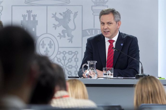 El ministro de Sanidad, José Miñones, durante una rueda de prensa posterior al Consejo de Ministros, en el Palacio de La Moncloa, a 4 de julio de 2023, en Madrid (España). 