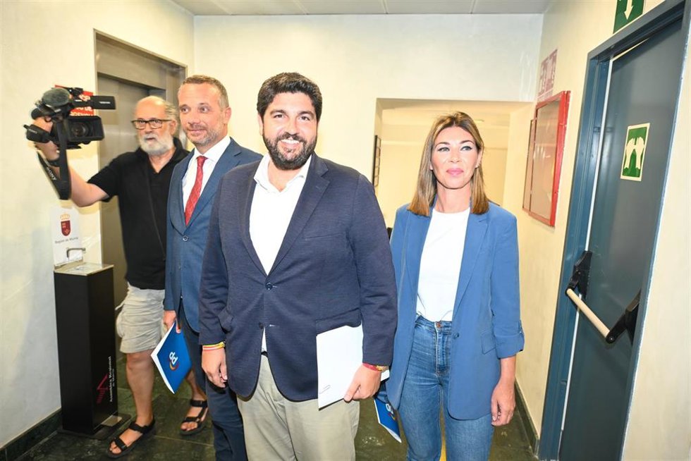 El presidente de la Comunidad en funciones, Fernando López Miras, y los diputados Joaquín Segado y Mari Carmen Ruiz momentos antes de entrar a la reunión mantenida con VOX en la Asamblea Regional