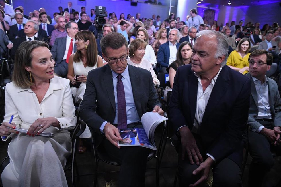 (I-D) La portavoz del PP en el Congreso y secretaria general del partido, Cuca Gamarra; el presidente del Partido Popular y candidato a la Presidencia del Gobierno, Alberto Núñez Feijóo y el vicesecretario de Acción Institucional del PP, Esteban Gonzále