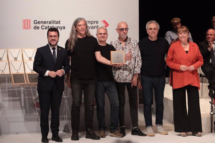 Aragons y Garriga con los integrantes del grupo Sopa de Cabra tras concederles la Creu de Sant Jordi de la Generalitat