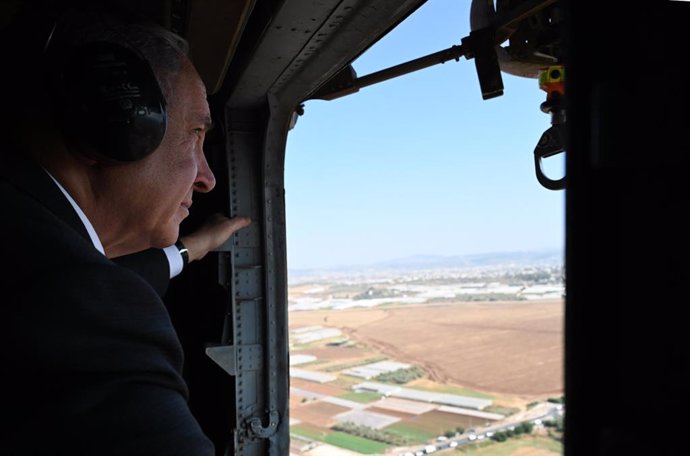 HANDOUT - 04 July 2023, Israel, Jenin: Israeli Prime Minister Benjamin Netanyahu inspects the outskirts of Jenin from the air. Photo: Haim Zach/GPO/dpa - ATTENTION: editorial use only and only if the credit mentioned above is referenced in full