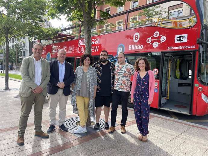 El autobús turístico Bilbao City View ofrece un tour teatralizado con Gurutze Beitia, Mitxel Santamarina e Iñaki Maruri