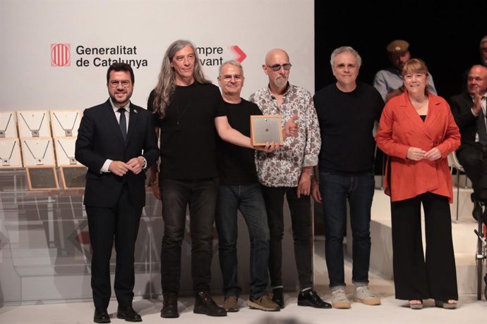 Aragons i Garriga amb els integrants del grup Sopa de Cabra després de concedir-los la Creu de Sant Jordi de la Generalitat