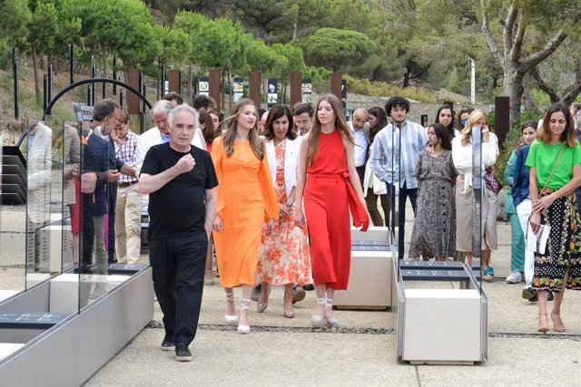 El xef Ferran Adrià (i), la Princesa d'Astúries i de Girona Leonor (2i), i la Infanta Donya Sofia (d), assisteixen al Trobo-taller, al costat d'un grup de joves participants en programes de la Fundació ?elBullifoundation?, a 4 de juliol de 2023, a Roses