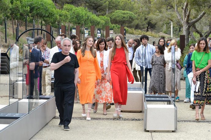 El xef Ferran Adri (i), la Princesa d'Astúries i de Girona Leonor (2i), i la Infanta Donya Sofia (d), assisteixen al Trobo-taller, al costat d'un grup de joves participants en programes de la Fundació ?elBullifoundation?, a 4 de juliol de 2023, a Roses