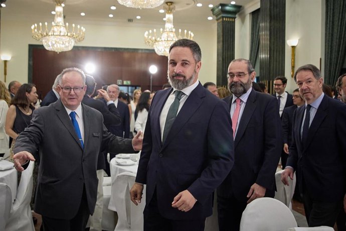 El líder de Vox, Santiago Abascal (c), a su llegada a un desayuno informativo