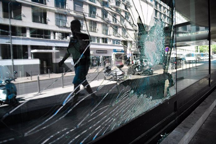 Destrozos causados durante los disturbios en un escaparate de Marsella
