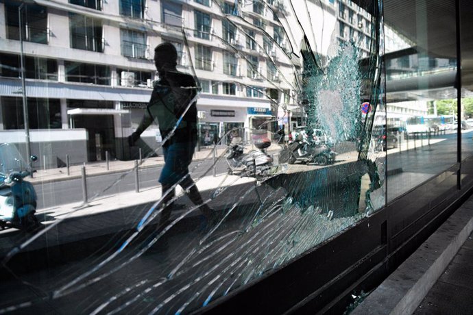 02 July 2023, France, Marseille: A store window is seen damaged after the riots in Marseille. A 17-year-old youth was killed by the police in Nanterre, triggering widespread riots throughout the country. Photo: Igor Fereira/SOPA Images via ZUMA Press Wi