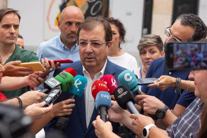 El presidente en funciones de la Junta de Extremadura y líder del PSOE, Guillermo Fernández Vara, ofrece declaraciones a los medios tras una reunión con la presidenta de la Asamblea, en la Cámara Regional, a 4 de julio de 2023, en Mérida, Badajoz, Extre