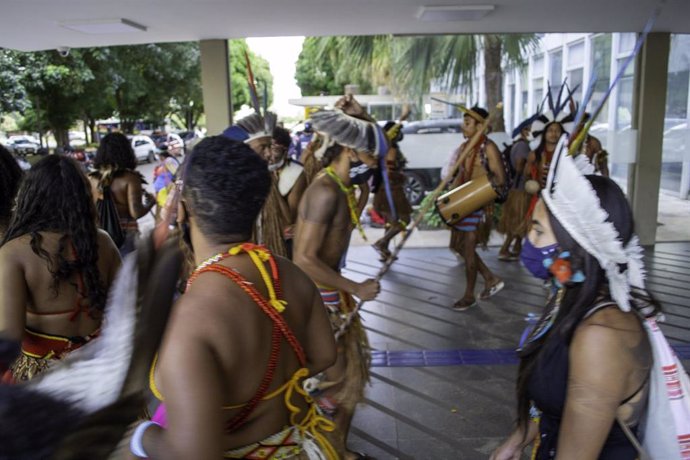 Archivo - Indígenas brasileños durante una protesta