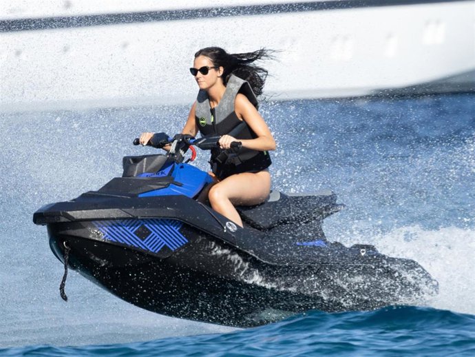 Victoria Federica conduce una moto de agua en Ibiza