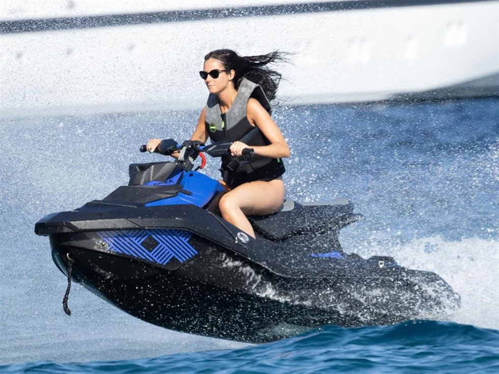 Victoria Federica conduce una moto de agua en Ibiza