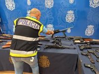 Localizado un arsenal de más de 50 armas de fuego y munición en una vivienda de Estepona (Málaga)