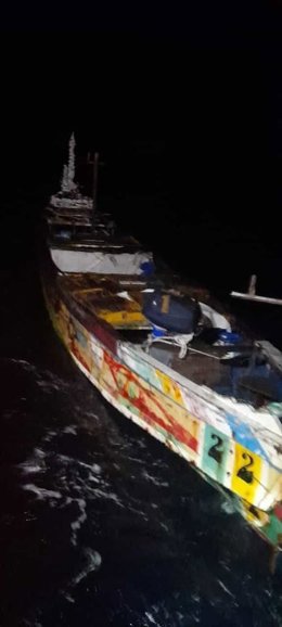 Cayuco rescatado por Salvamento Marítimo durante la madrugada de este 5 de julio en aguas cercanas a la isla de El Hierro