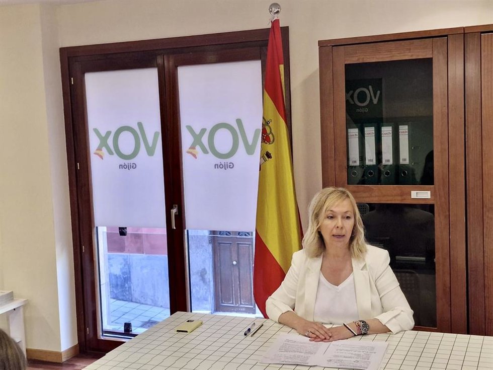 Archivo - La candidata de Vox a la Alcaldía del Ayuntamiento de Gijón, Sara Álvarez Rouco, presenta en rueda de prensa el decálogo de su programa electotal