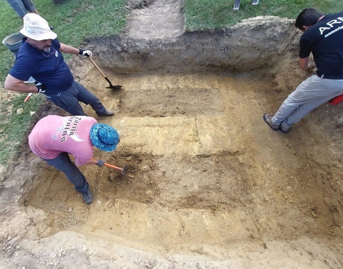 Buscan los restos de dos asesinados en 1936 en una fosa del cementerio de Ribadeo (Lugo)