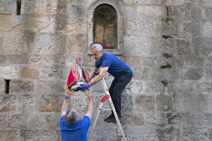 Imagen de la retirada de la imagen de San Fermín con motivo de las fiestas