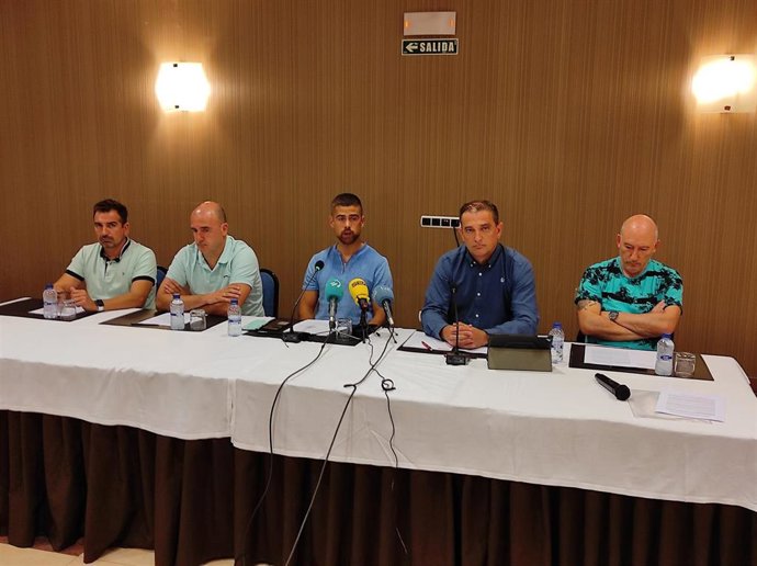 Representantes de la comisión de personal de Policía Foral ofrecen una rueda de prensa.