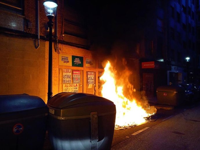 Los bomberos extinguen un incendio en dos contenedores en la calle Evaristo Valle, Gijón