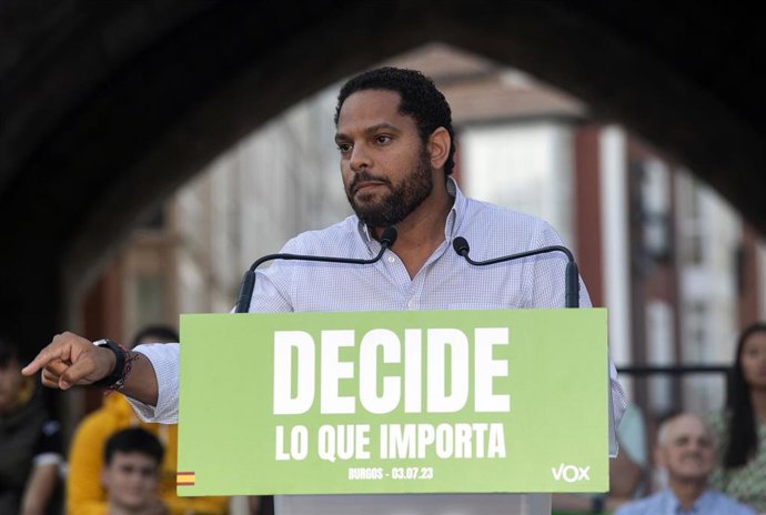 El secretario general de Vox, Ignacio Garriga, durante un acto de precampaña electoral, en el Arco de Santa María, a 3 de julio de 2023, en Burgos, Castilla y León (España).