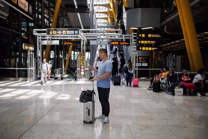 Un hombre con una maleta en la Terminal T4 del Aeropuerto Adolfo Suárez-Madrid Barajas, a 21 de junio de 2023, en Madrid (España). 