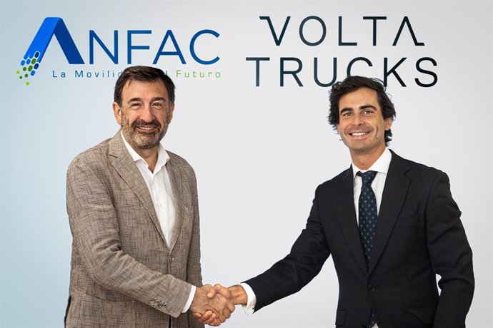 José López-Tafall, director general de Anfac y Gonalo Diniz, director de Asuntos Públicos de Volta Trucks España.